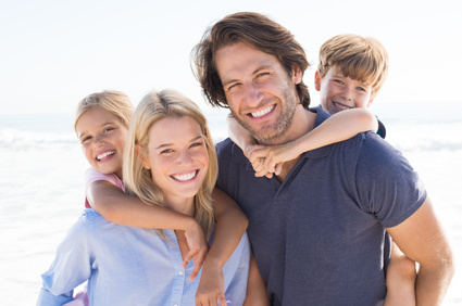 Glückliche Familie mit strahlend weißen Zähnen. Zahnaufhellung, Zahnbleaching.